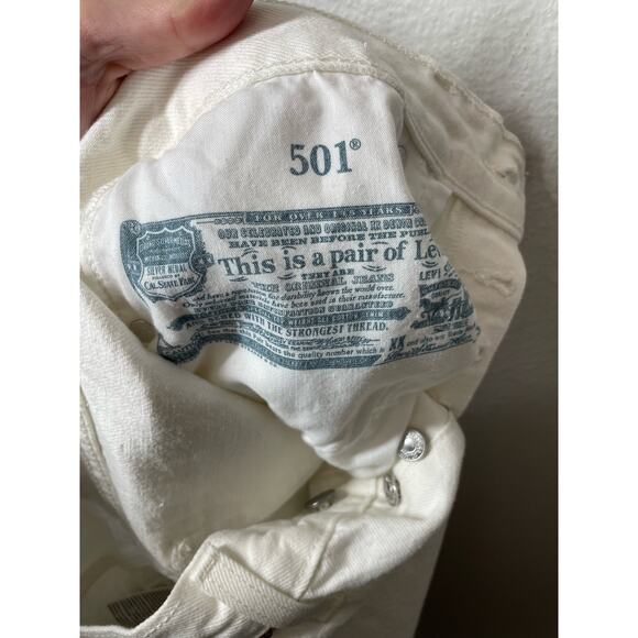 Levi's 501 Womens White Jeans Distressed Size 25 Button Fly Ripped Knee Fray Hem - Picture 4 of 6